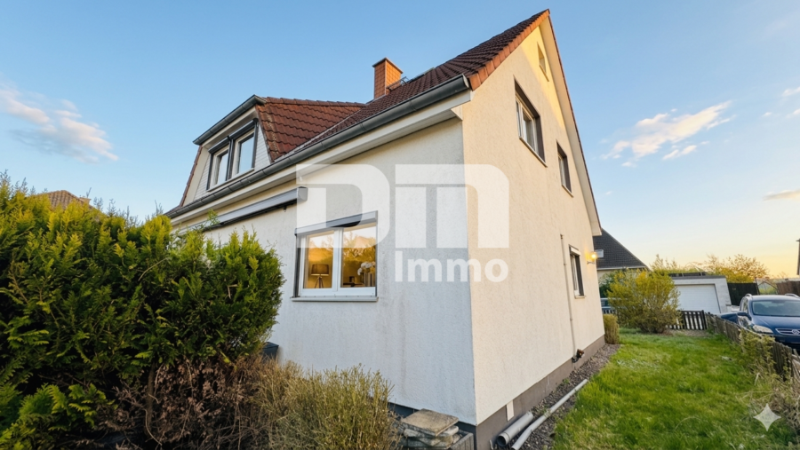 Charmantes Ein- bis Zweifamilienhaus mit großem Garten in begehrter Lage - Seitenansicht